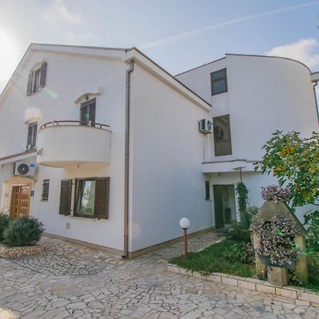 קרק Apartments Punta & Vista In Krk מראה חיצוני תמונה