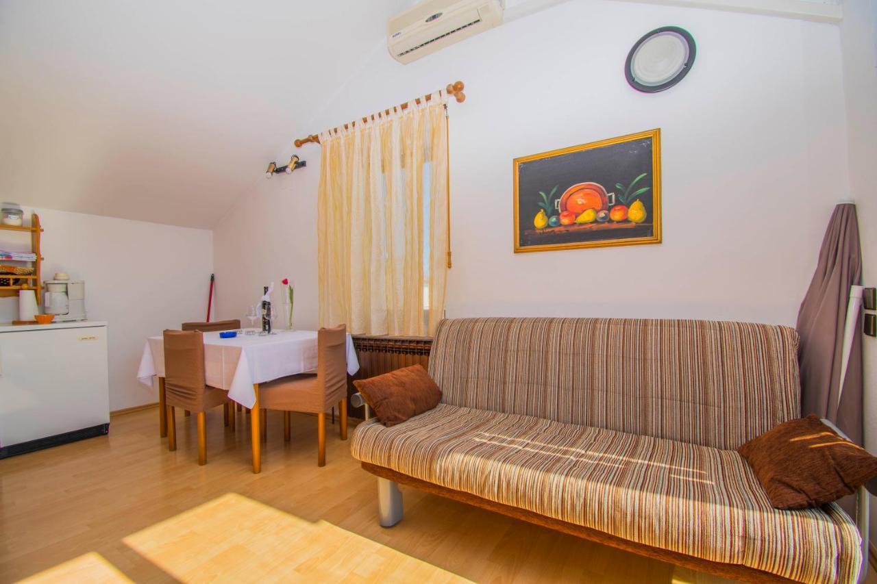 קרק Apartments Punta & Vista In Krk מראה חיצוני תמונה