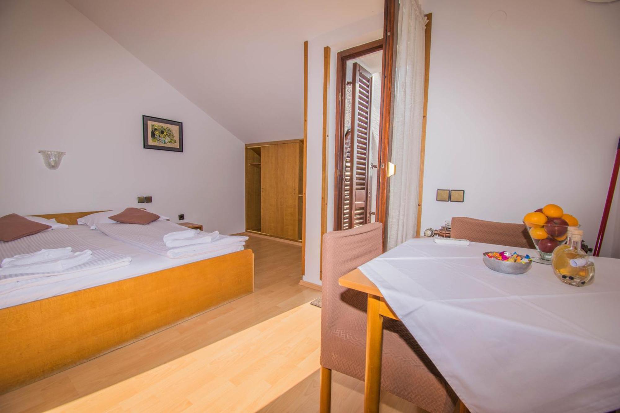 קרק Apartments Punta & Vista In Krk מראה חיצוני תמונה