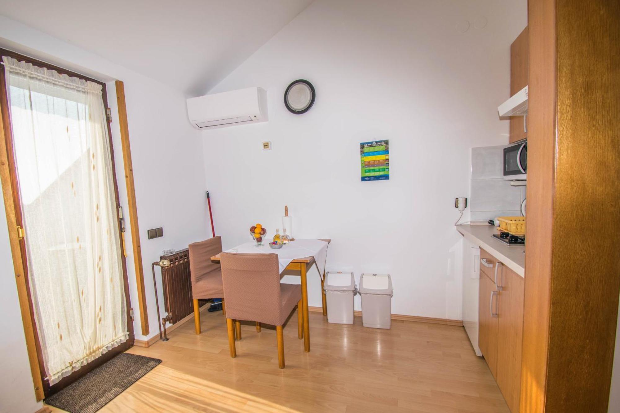קרק Apartments Punta & Vista In Krk מראה חיצוני תמונה