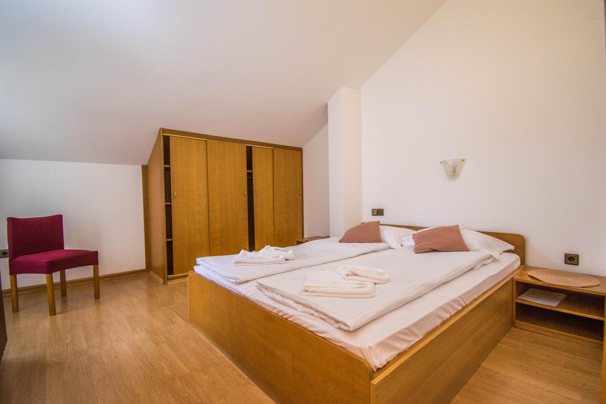 קרק Apartments Punta & Vista In Krk מראה חיצוני תמונה