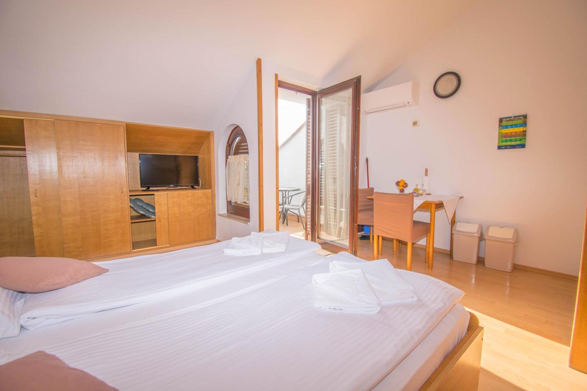 קרק Apartments Punta & Vista In Krk מראה חיצוני תמונה